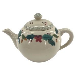 Hartstone Pottery 1989 "Christmas Garland" 1.5Qt Teapot w/ Holly, Berry & Acorn